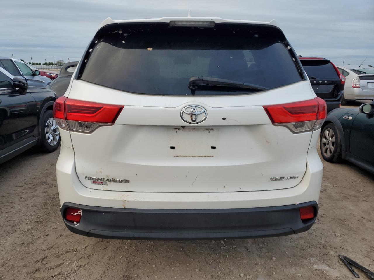 5TDJZRFH6HS368820 2017 Toyota Highlander Se