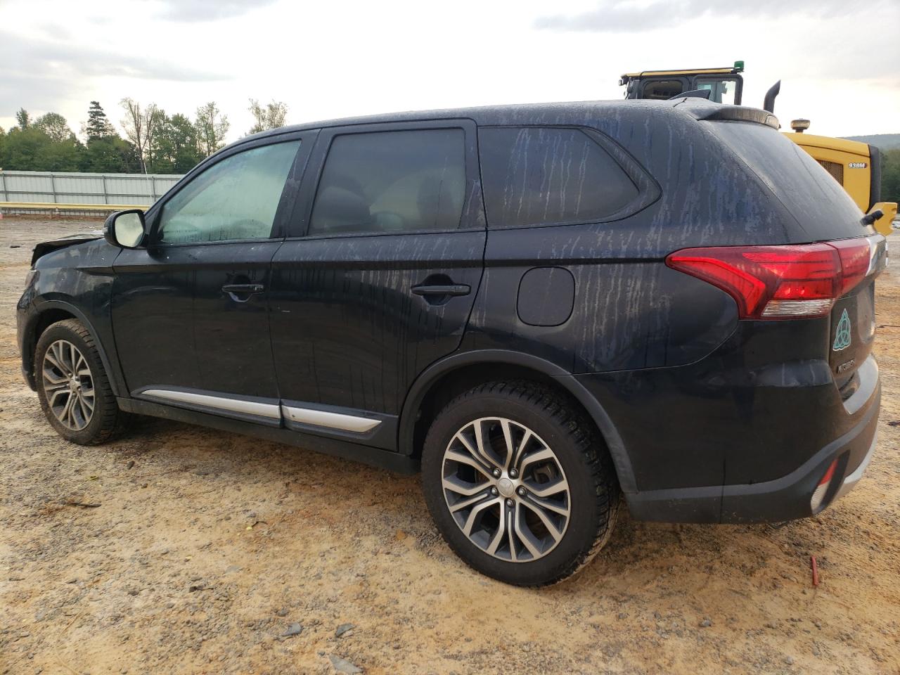 2018 Mitsubishi Outlander - Image 2