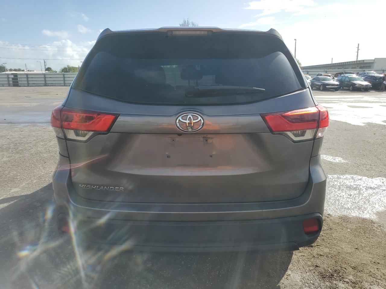 2018 Toyota Highlander Le VIN: 5TDZARFH6JS041348 Lot: 77119944