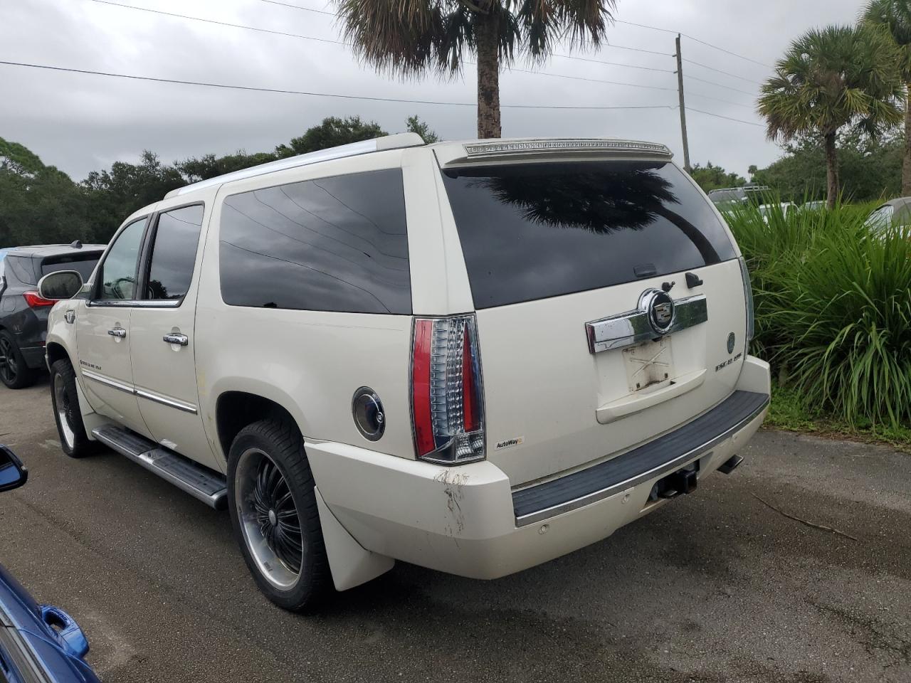 2008 Cadillac Escalade - Image 2
