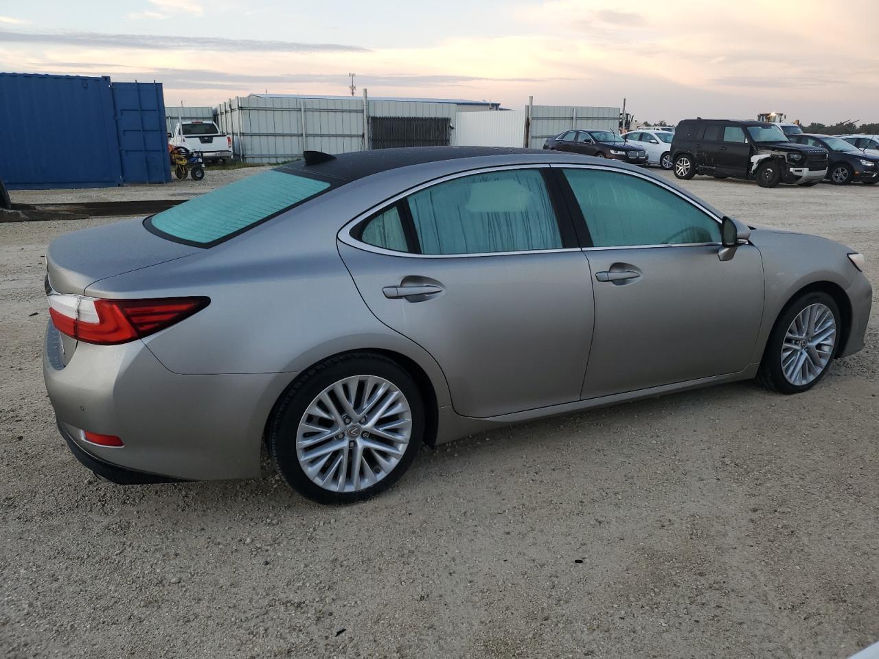 2016 Lexus ES - Image 3
