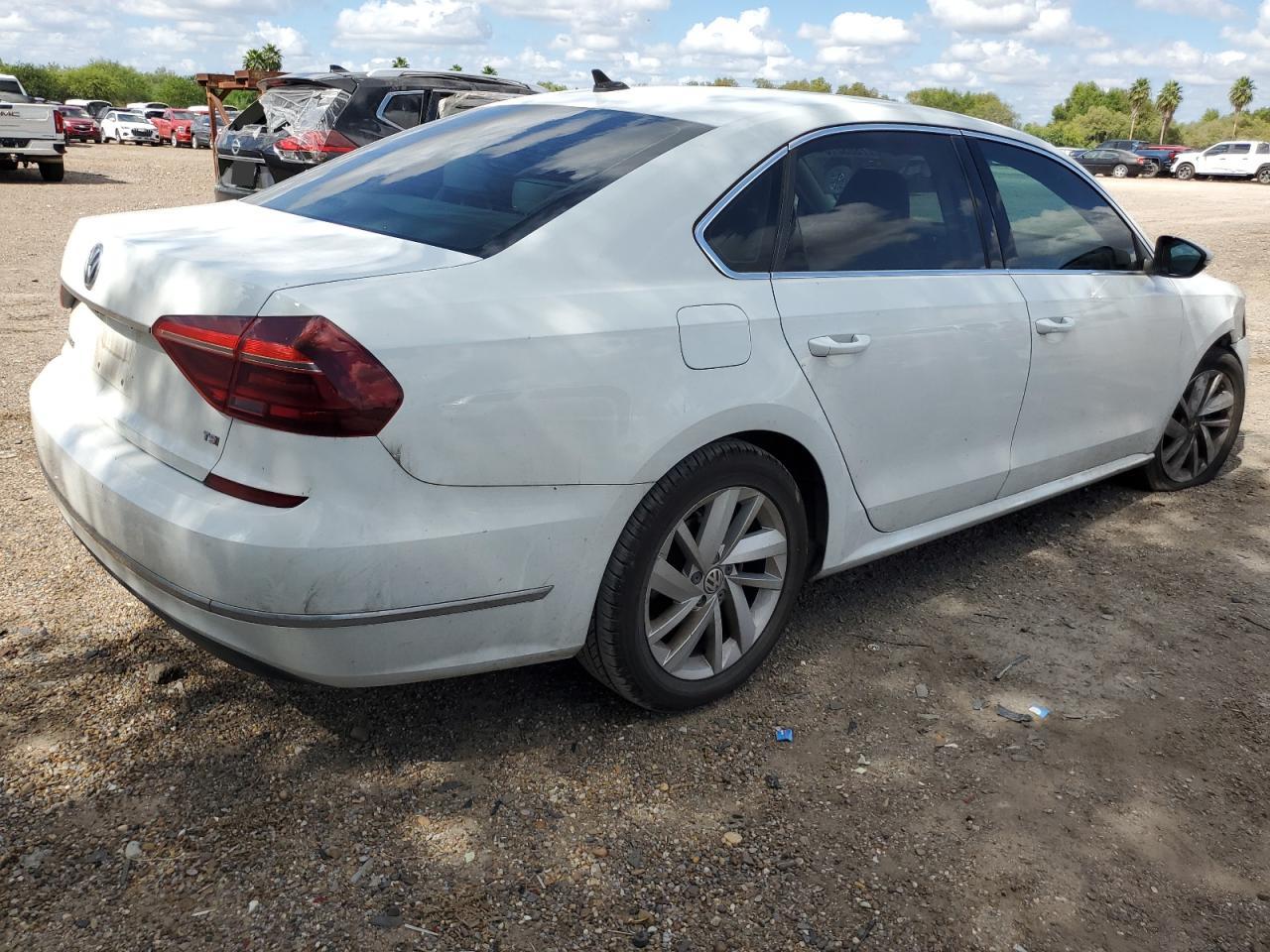2018 Volkswagen Passat - Image 3