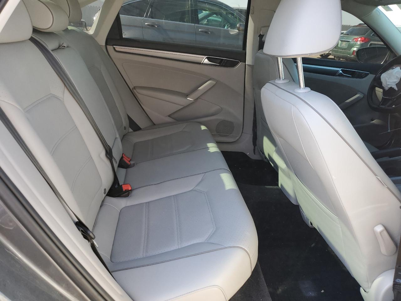 2017 Volkswagen Passat - Image 10
