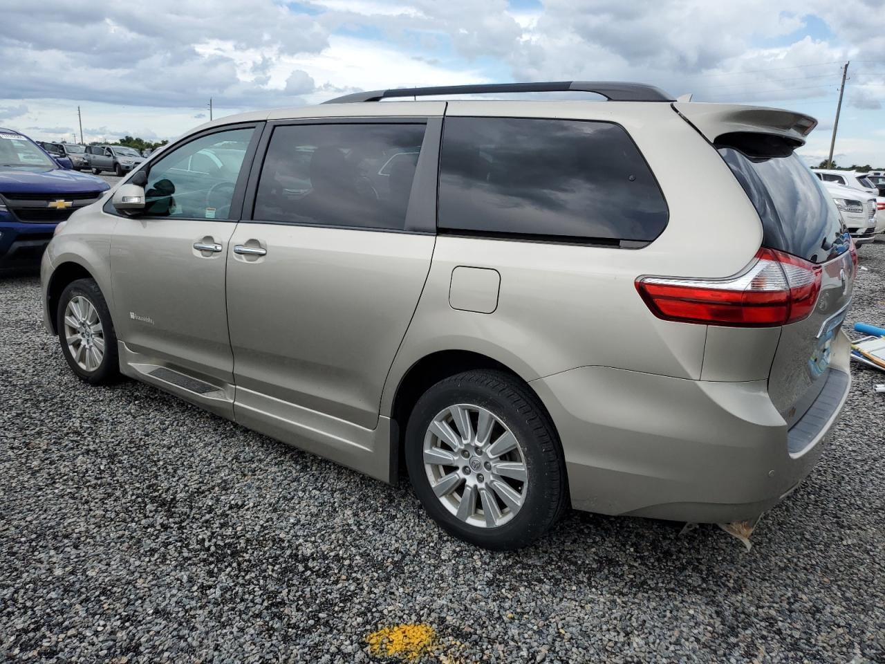 5TDYZ3DC3HS882434 2017 TOYOTA SIENNA - Image 2