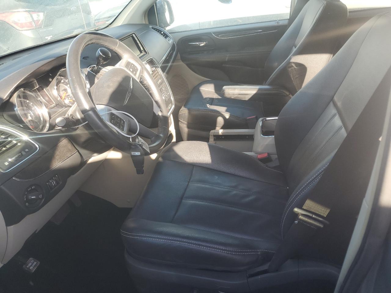 2014 Chrysler Town & Country - Image 7