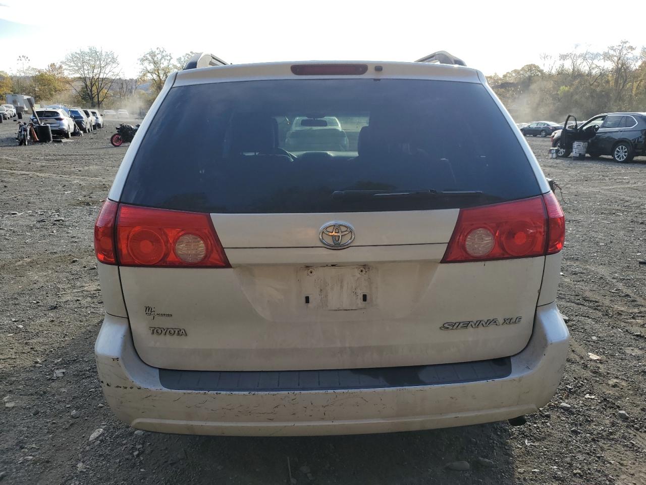 2010 Toyota Sienna - Image 6