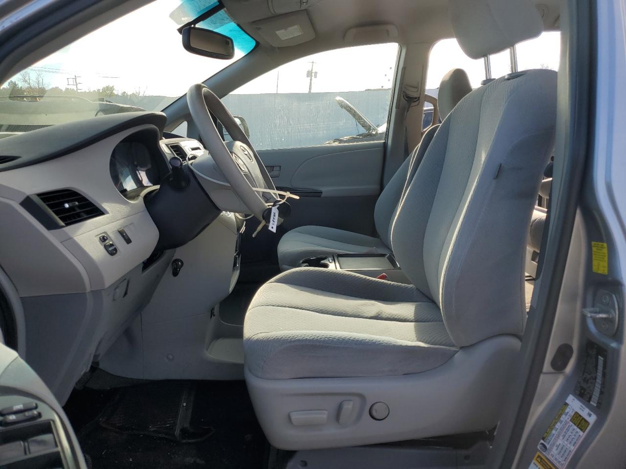 5TDJK3DC0BS002092 2011 Toyota Sienna Le