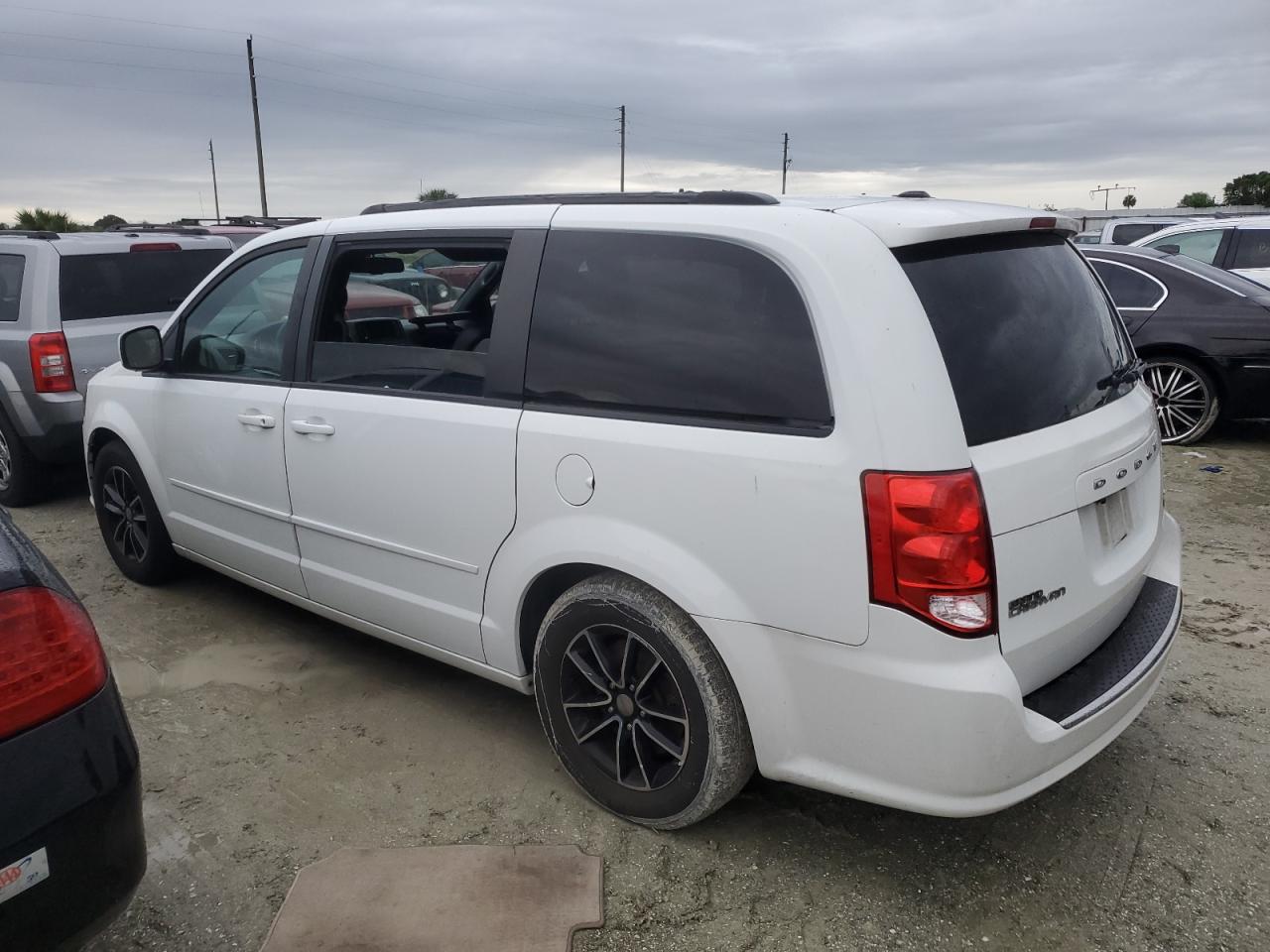 2017 Dodge Caravan - Image 2