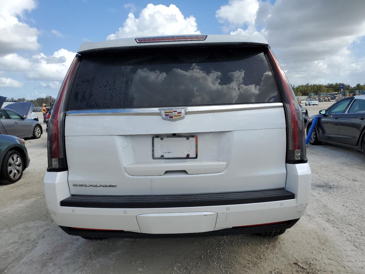 1GYS3BKJ5GR449384 2016 Cadillac Escalade Luxury