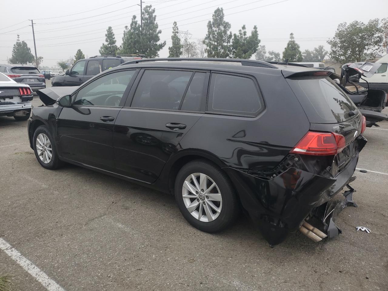 2015 Volkswagen Golf - Image 2