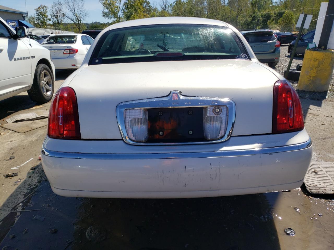 1LNHM82W9XY642506 1999 Lincoln Town Car Signature