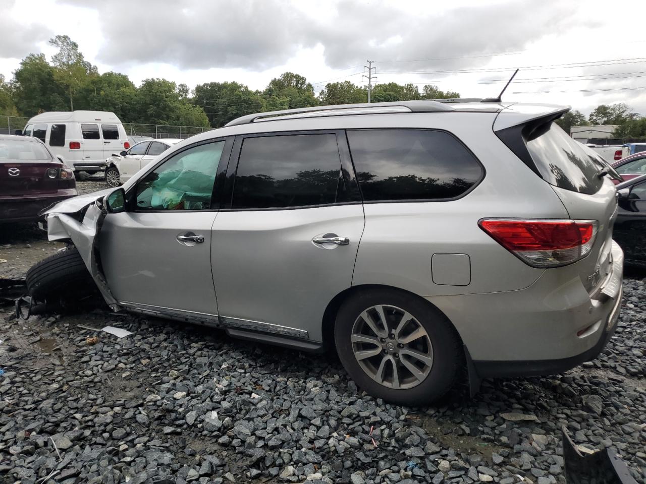 2015 Nissan Pathfinder - Image 2