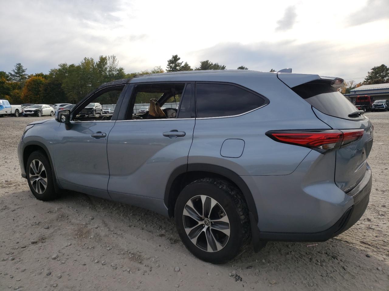 2022 Toyota Highlander - Image 2