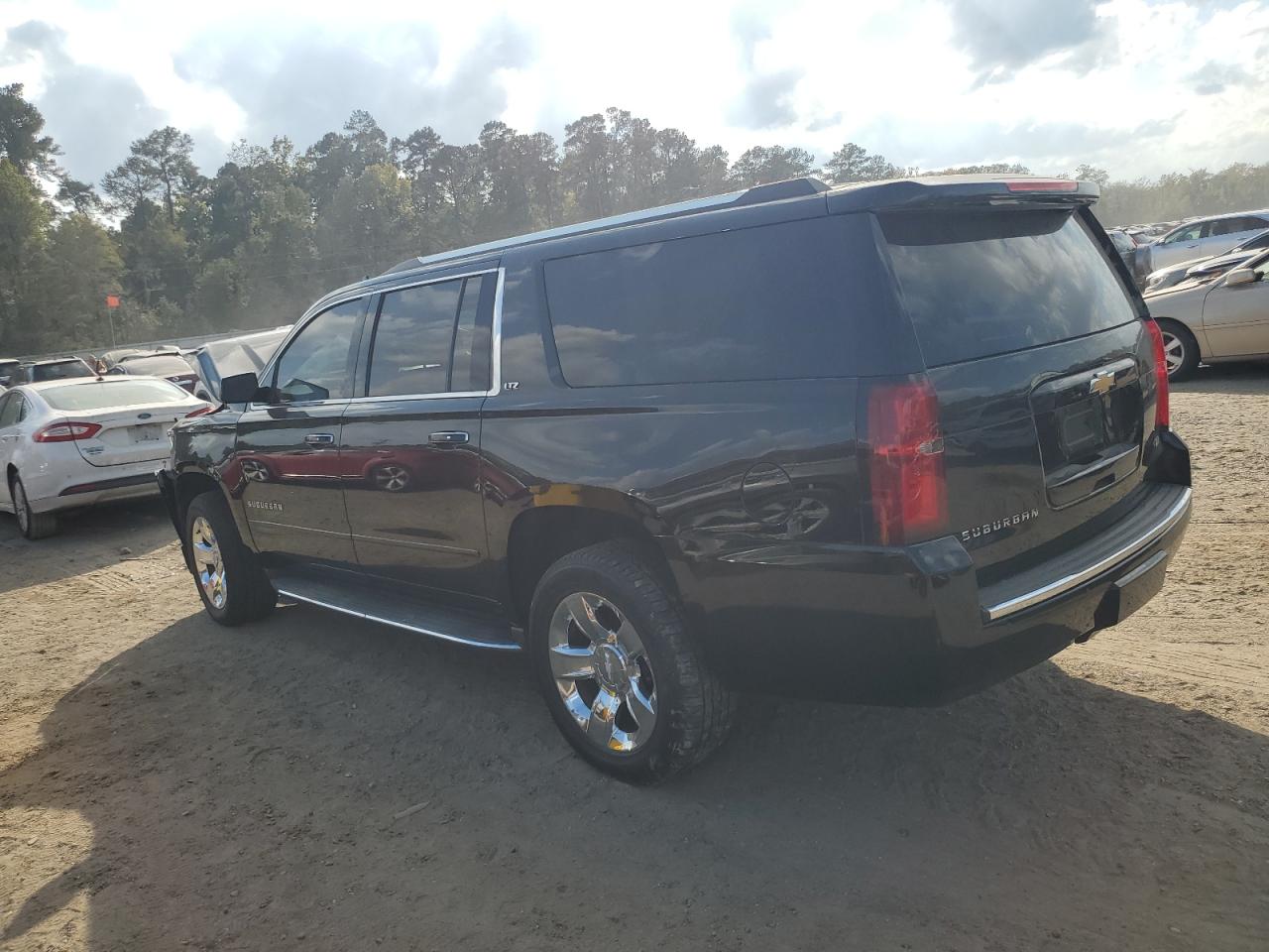 VIN 1GNSCKKC0FR640966 2015 CHEVROLET SUBURBAN no.2