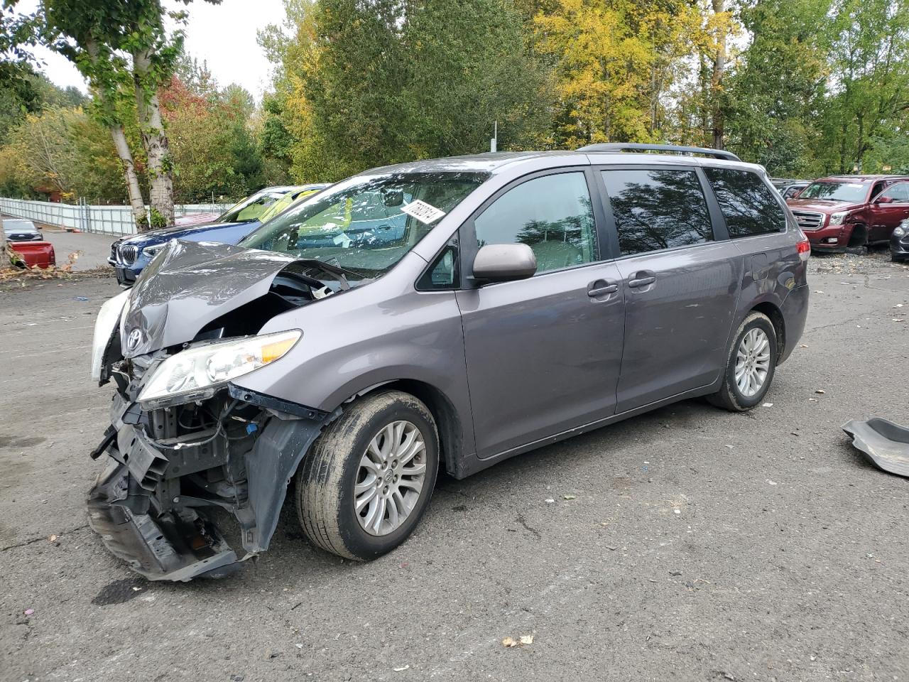 2013 Toyota Sienna Xle for Sale in Portland, OR - Front End