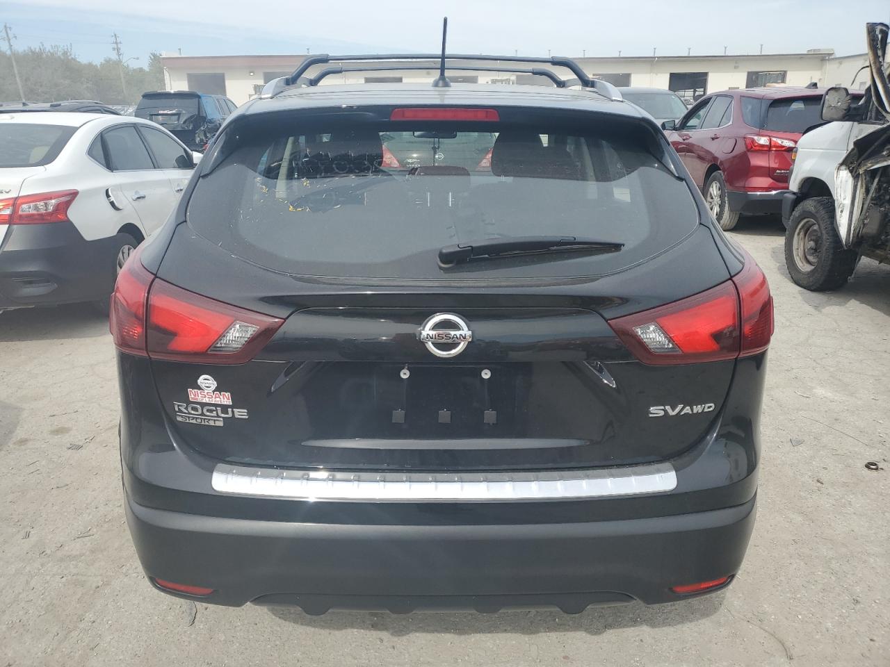 JN1BJ1CR2JW288000 2018 Nissan Rogue Sport S