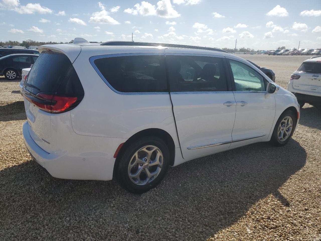 2022 Chrysler Pacifica - Image 3