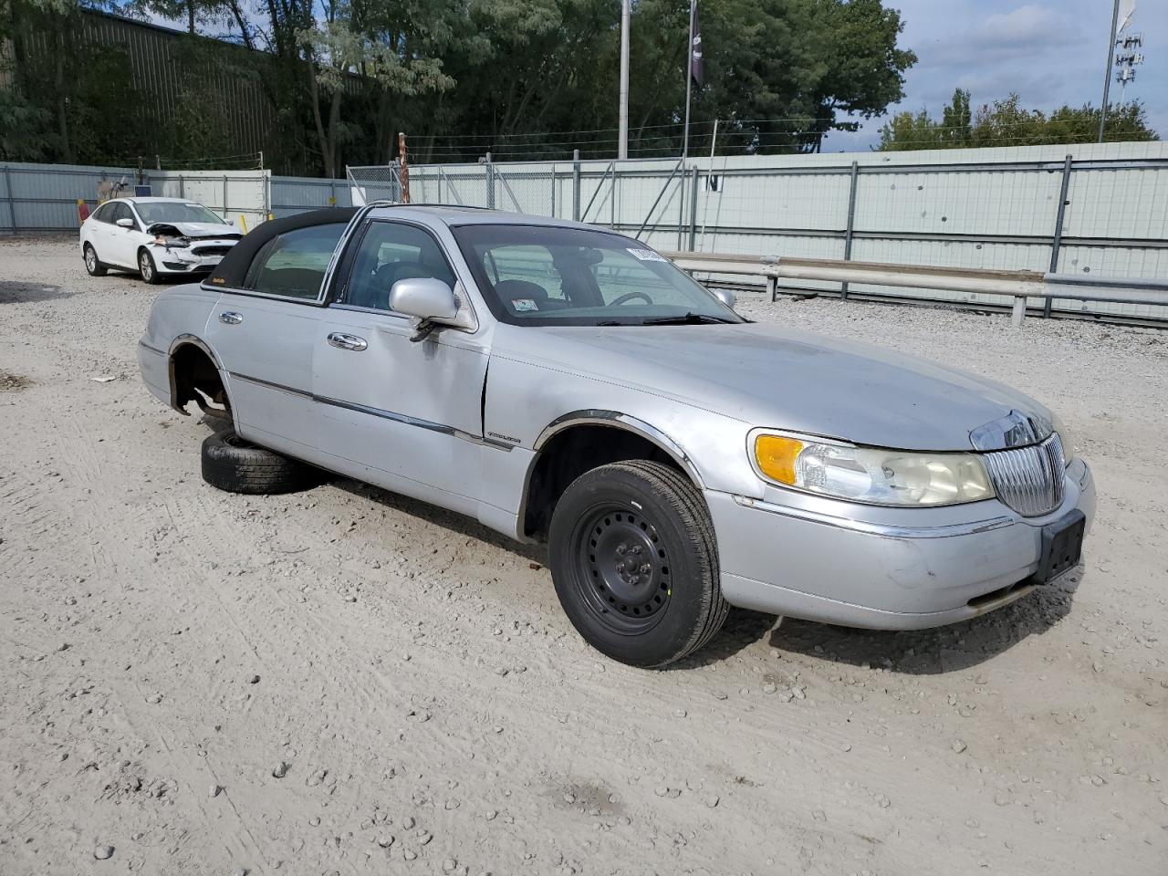 2001 Lincoln Town Car - Image 4