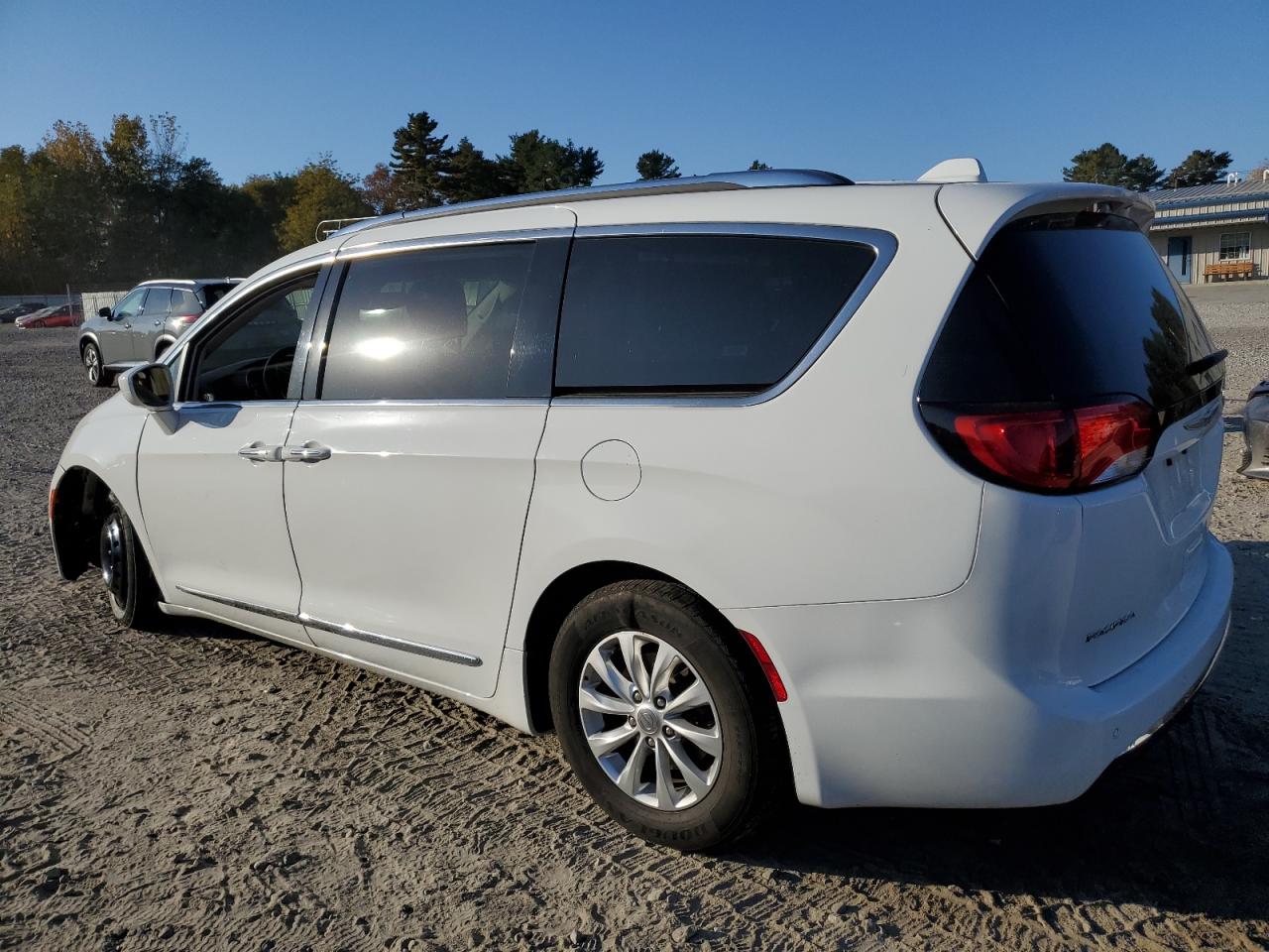 2018 Chrysler Pacifica - Image 2