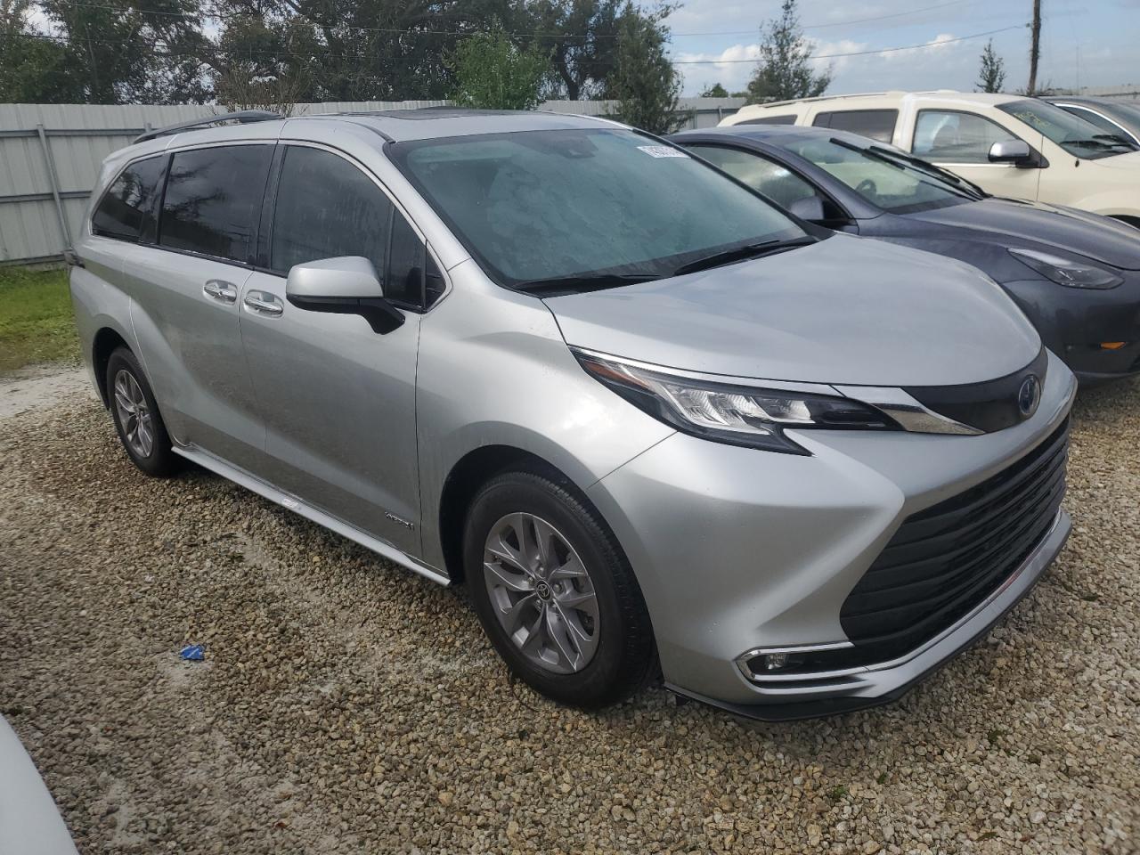 2021 Toyota Sienna - Image 4
