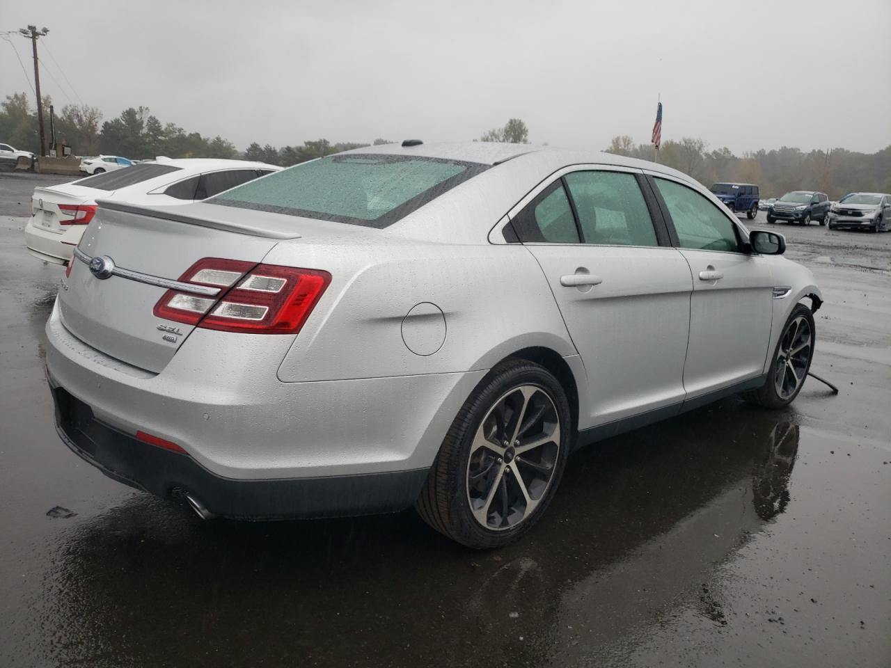 2015 Ford Taurus - Image 3