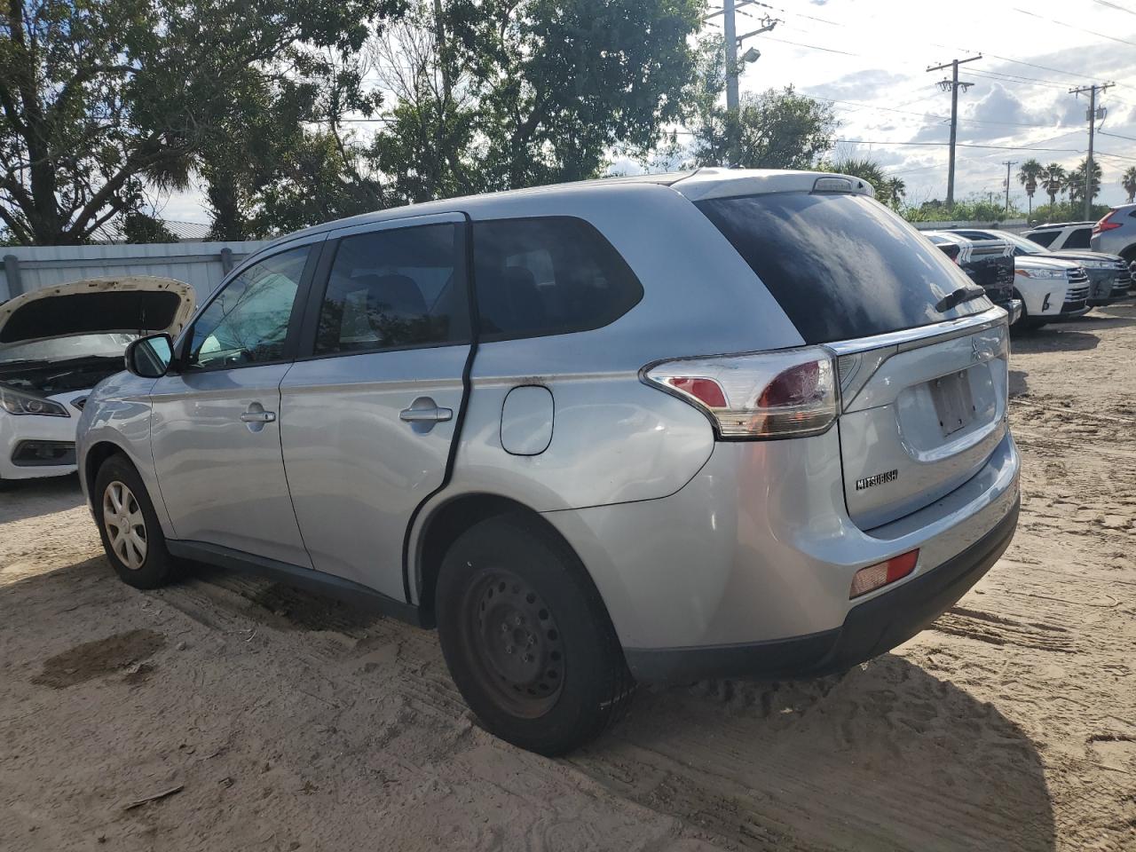 2014 Mitsubishi Outlander - Image 2
