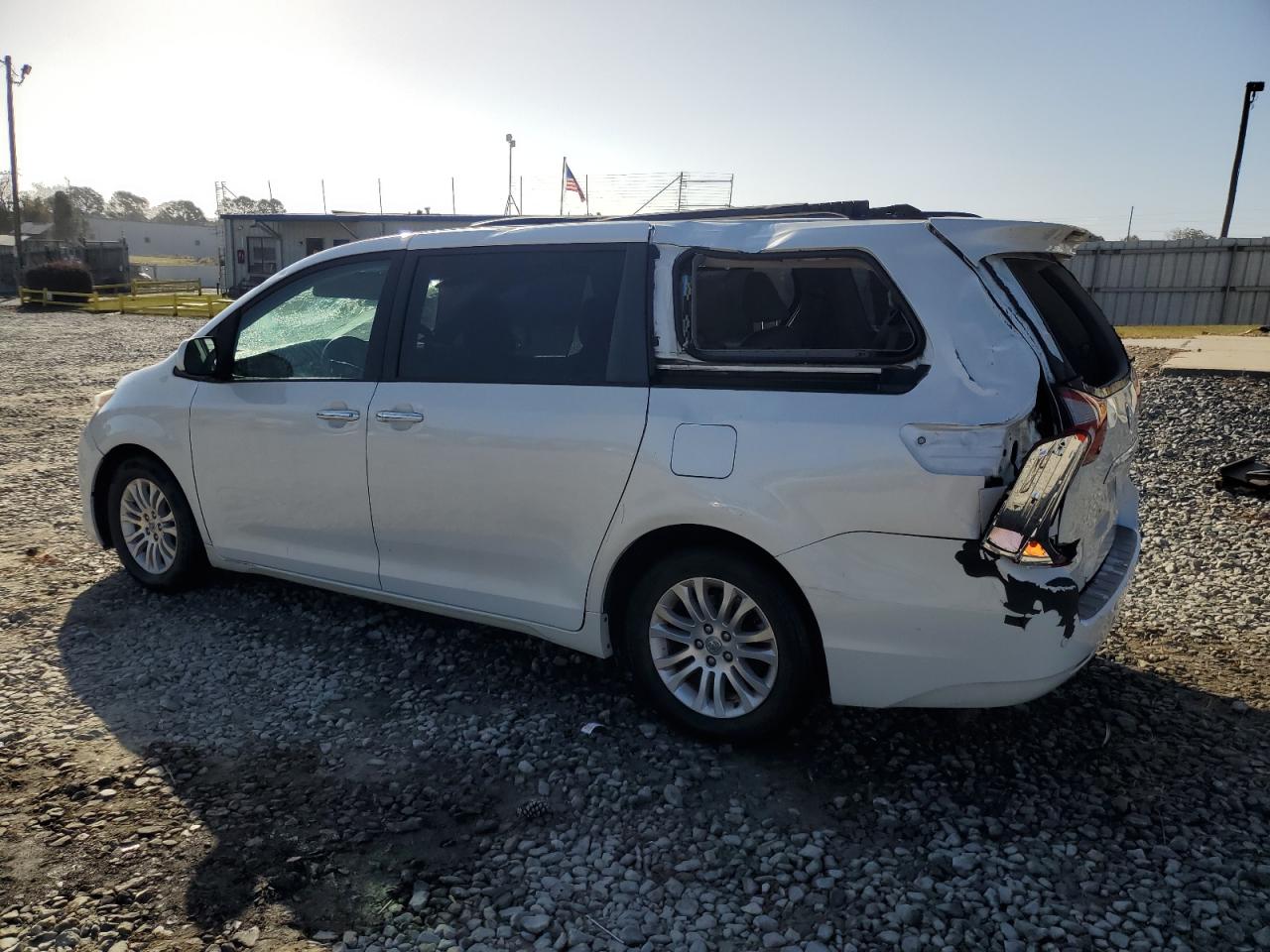 2015 Toyota Sienna - Image 2
