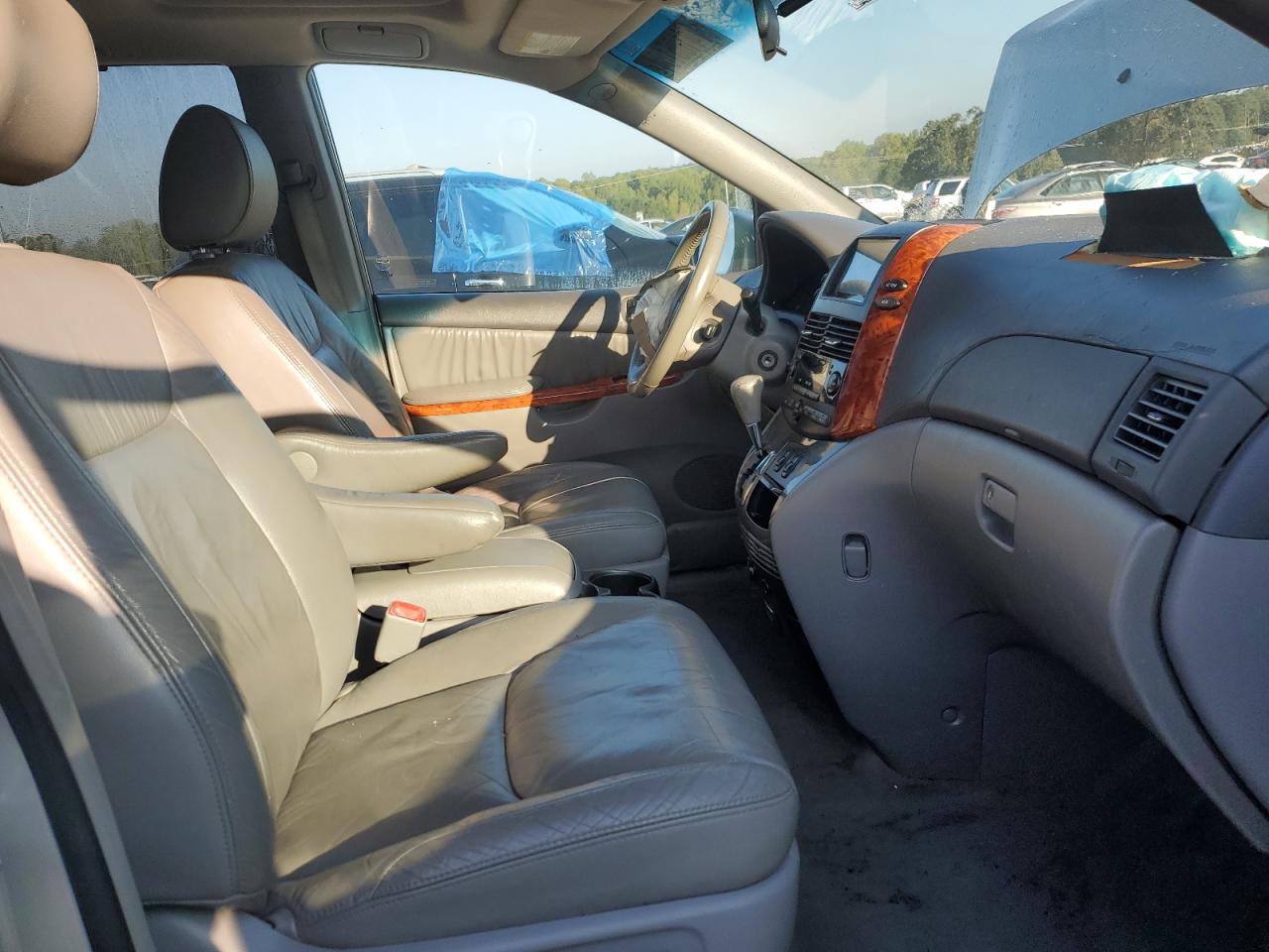2010 Toyota Sienna - Image 11