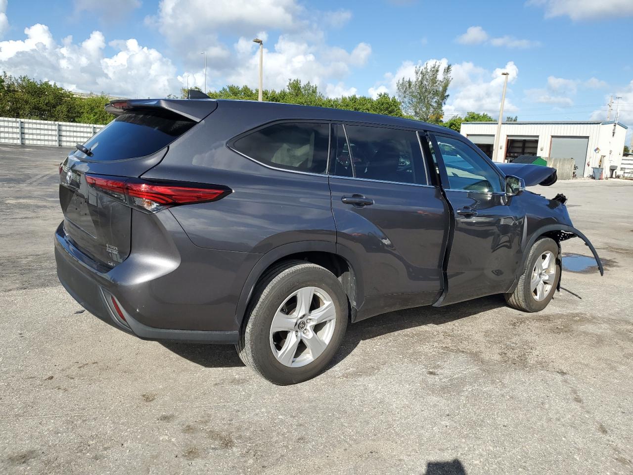 2022 Toyota Highlander - Image 3