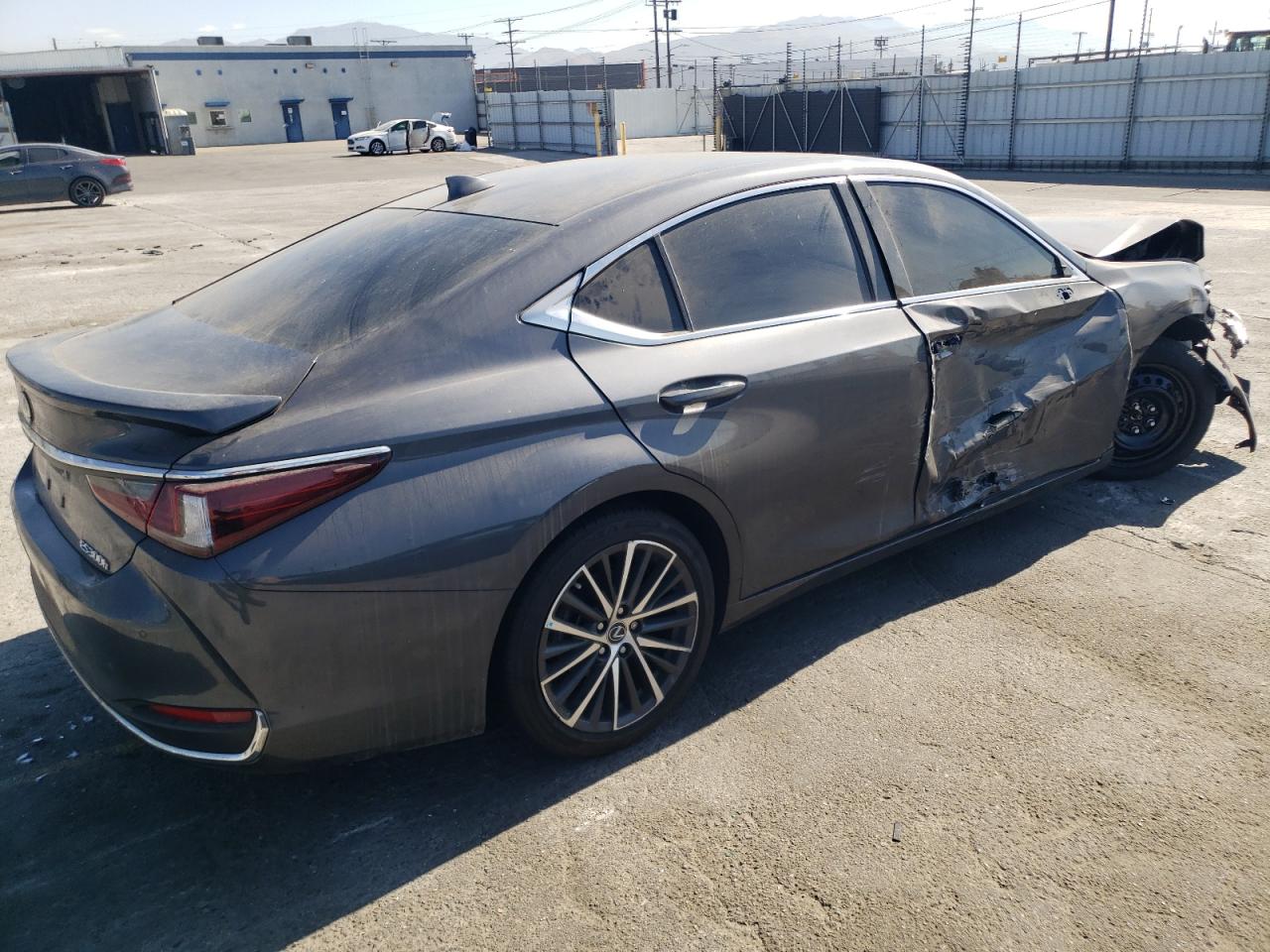 2023 Lexus ES - Image 3