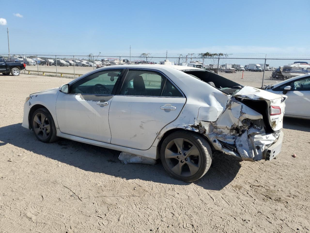 2014 Toyota Camry L VIN: 4T1BF1FK8EU447662 Lot: 77102604