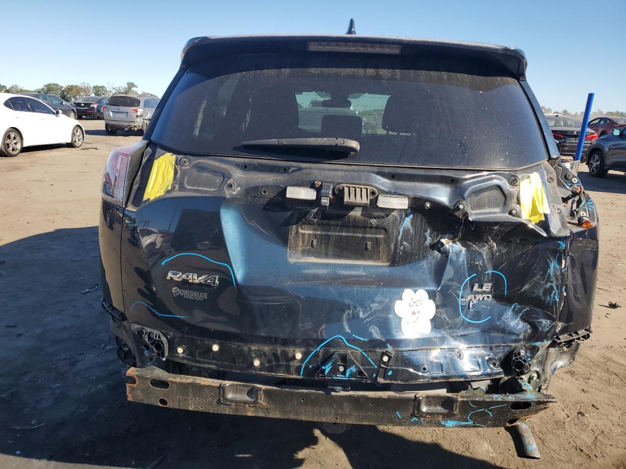 2T3BFREVXJW758957 2018 Toyota Rav4 Le