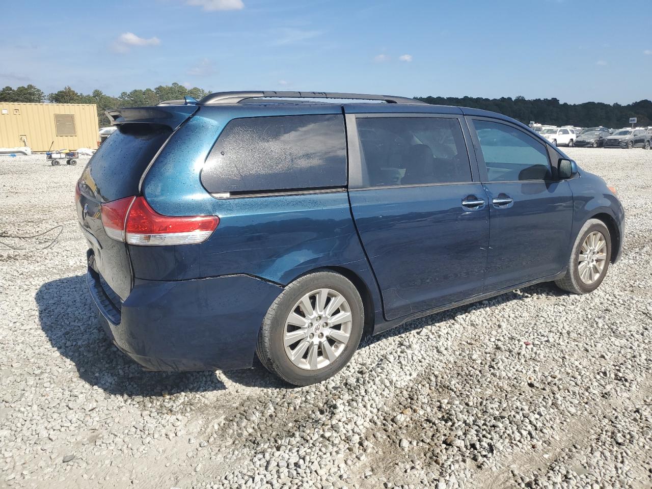 2012 Toyota Sienna - Image 3