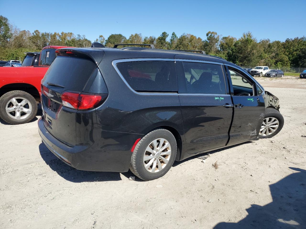 2018 Chrysler Pacifica - Image 3
