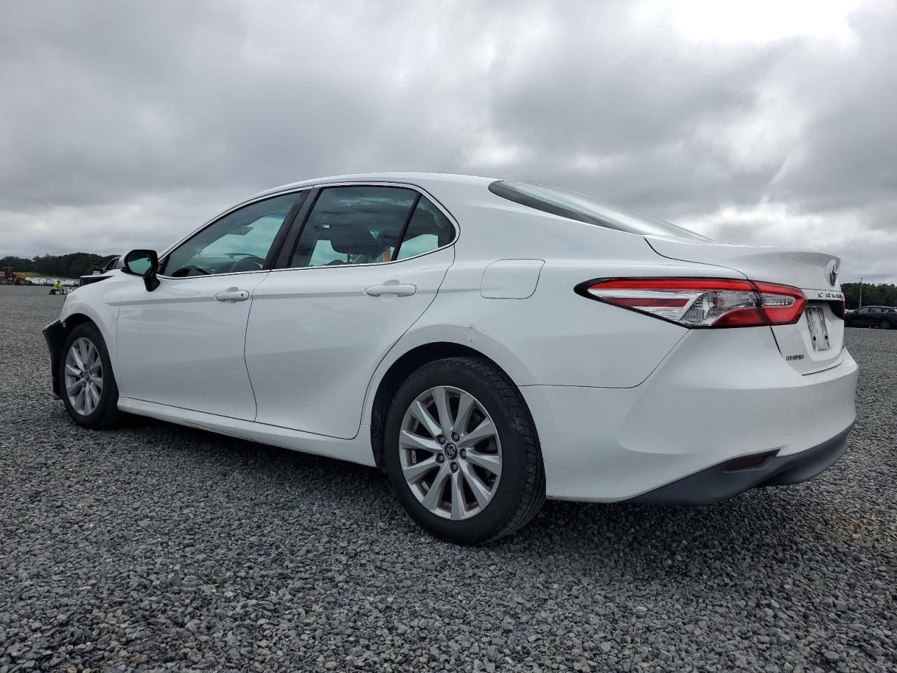 4T1B11HK1JU116895 2018 TOYOTA CAMRY - Image 2