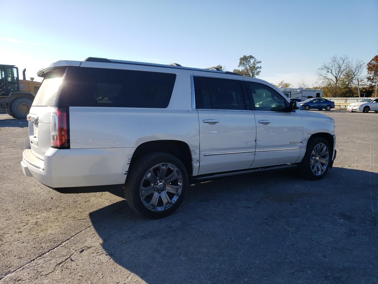 2016 GMC Yukon - Image 3