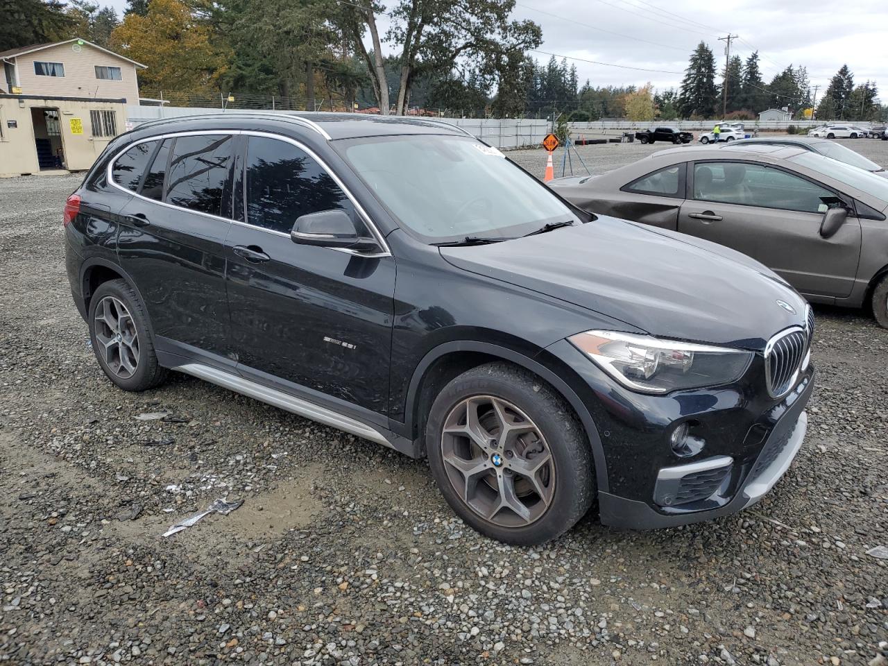 VIN WBXHU7C37H5H34130 2017 BMW X1 no.4