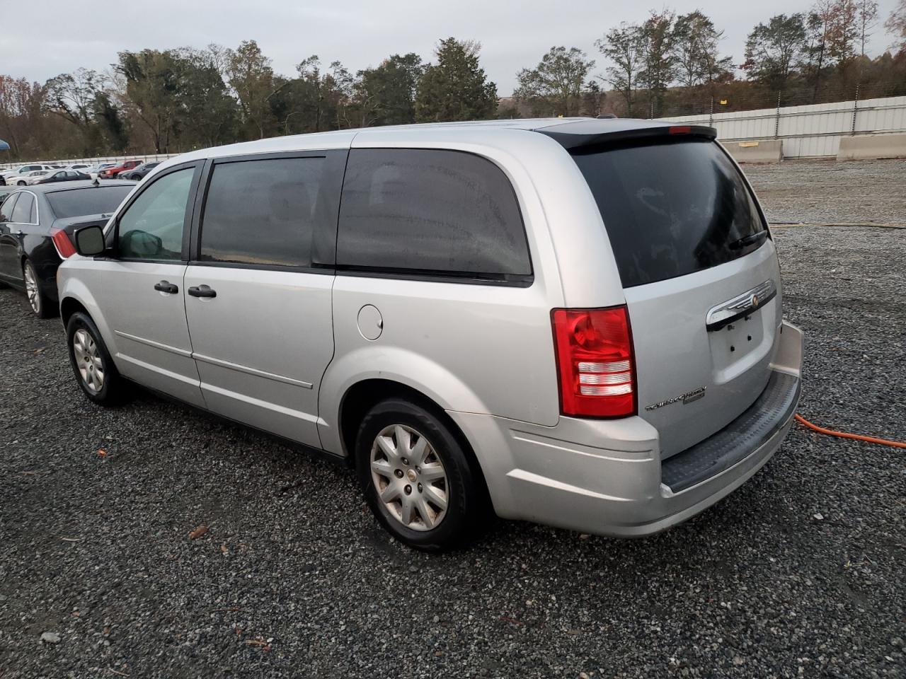 2008 Chrysler Town & Country - Image 2
