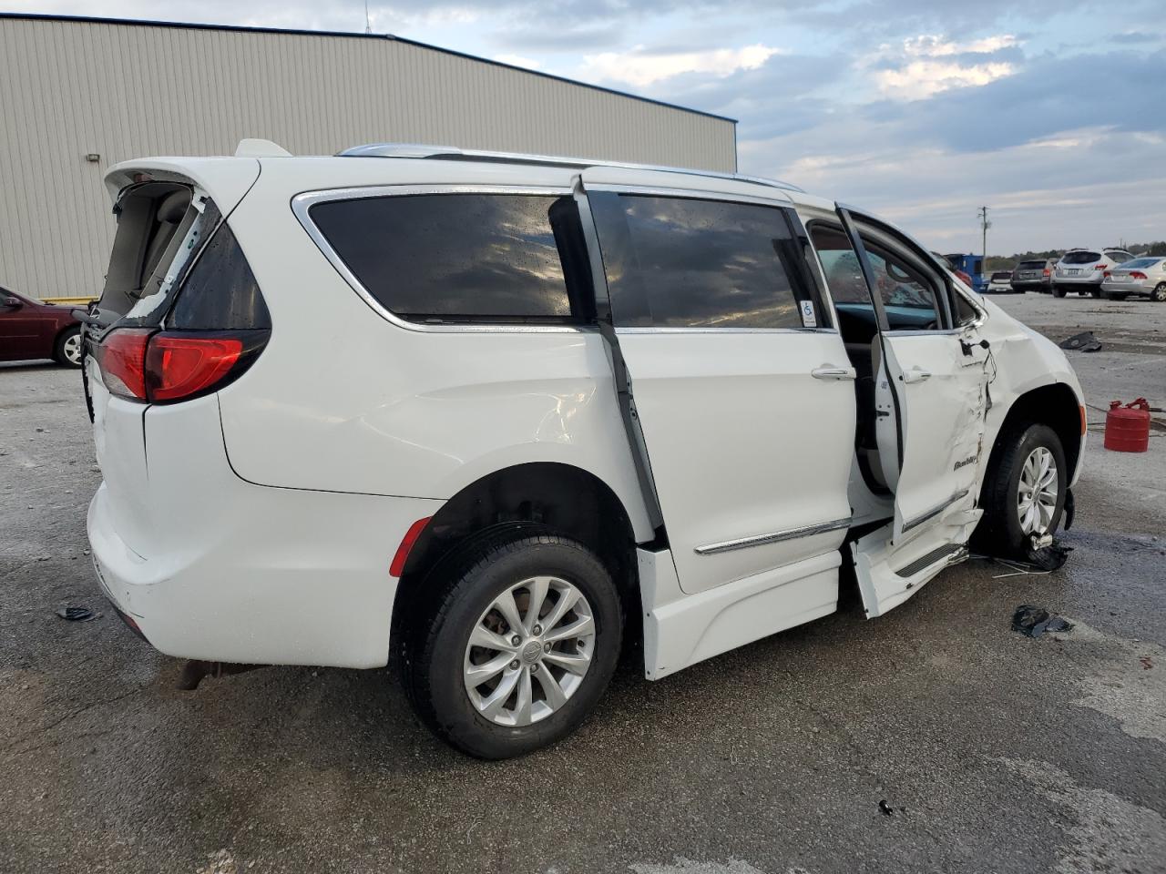 2019 Chrysler Pacifica - Image 3