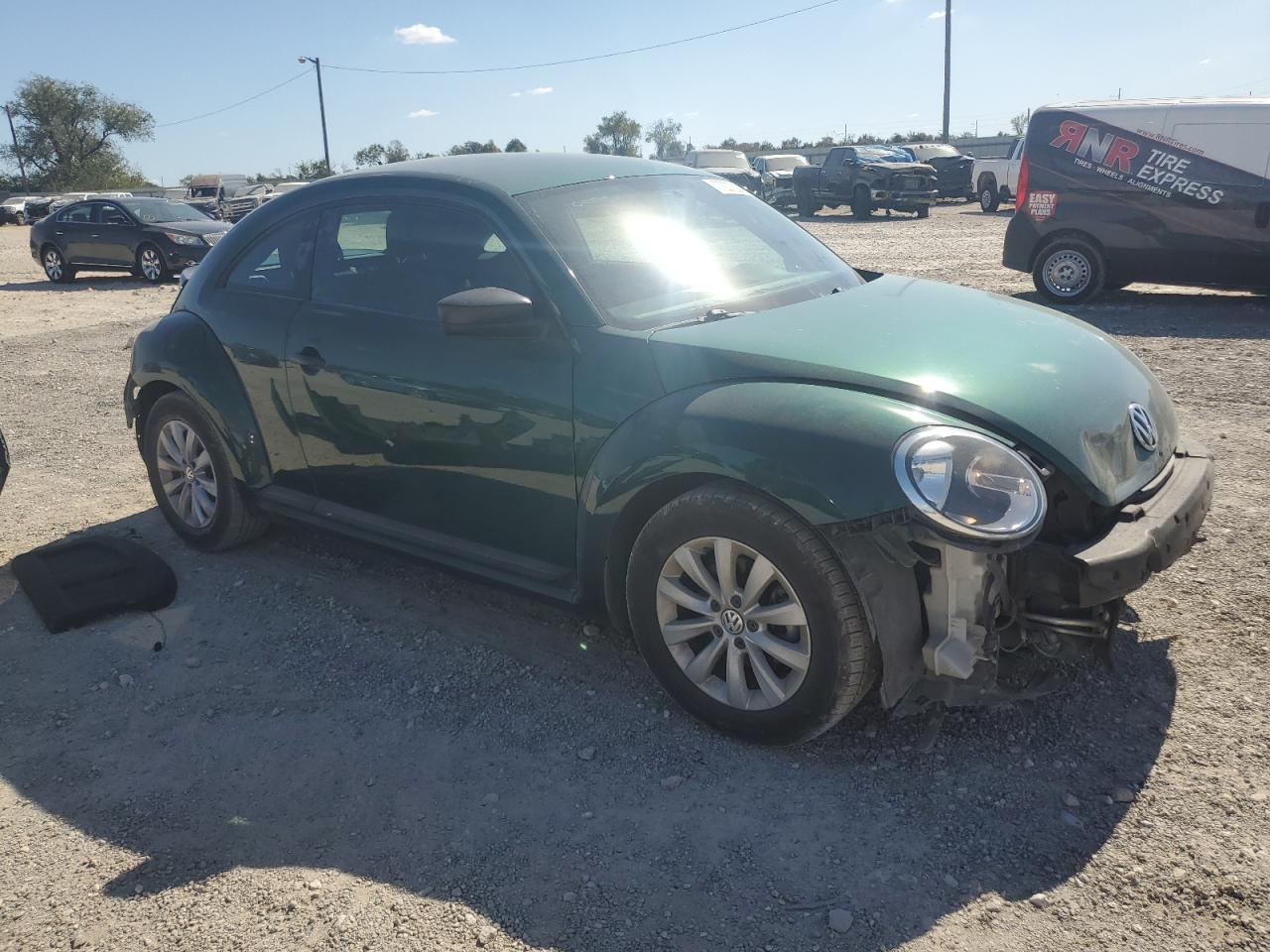 2018 Volkswagen Beetle - Image 4