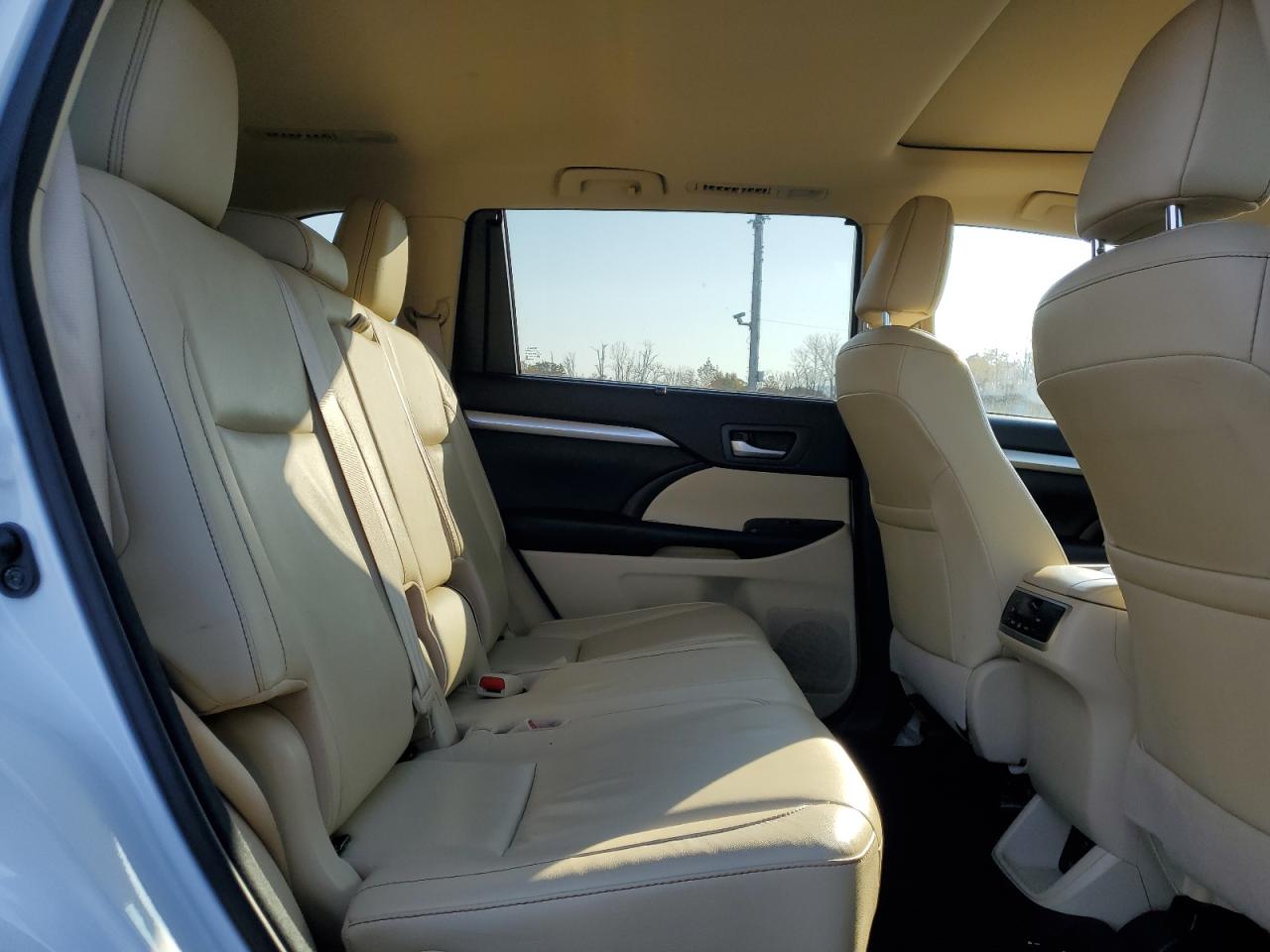 2017 Toyota Highlander - Image 11