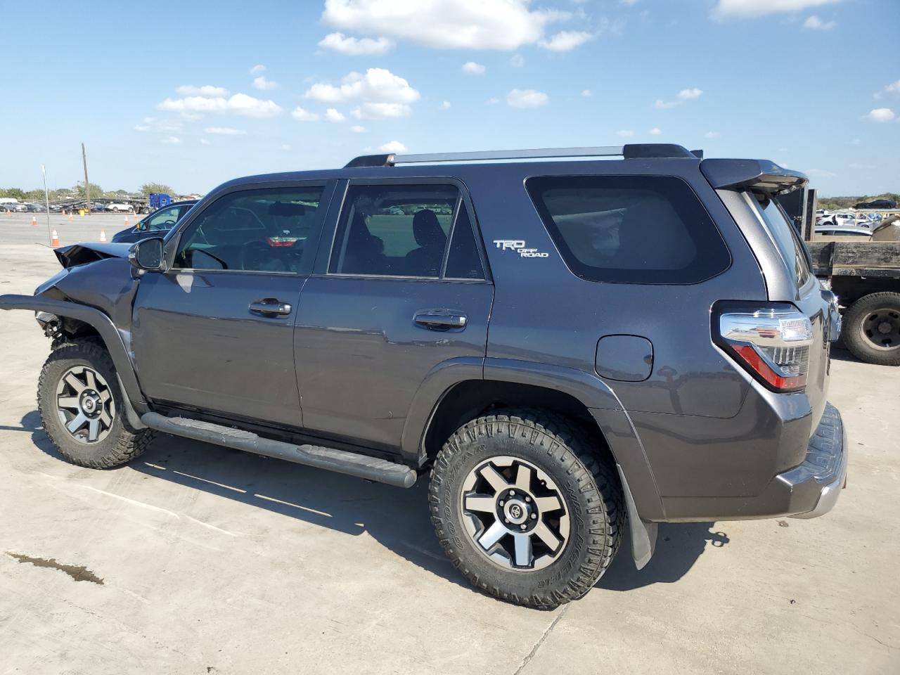 VIN JTEBU5JR3J5488268 2018 TOYOTA 4RUNNER no.2