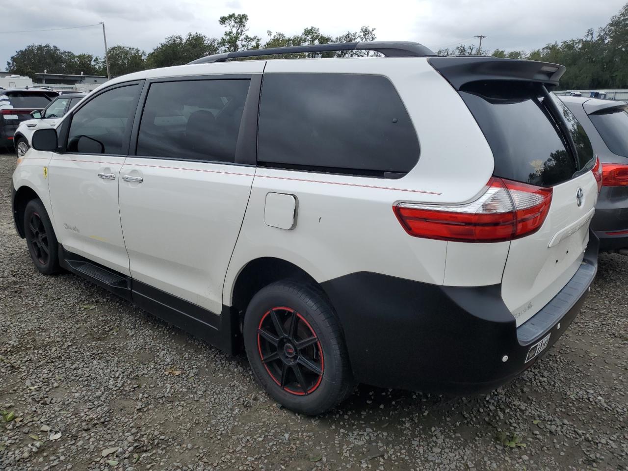 5TDYK3DC7FS612771 2015 TOYOTA SIENNA - Image 2