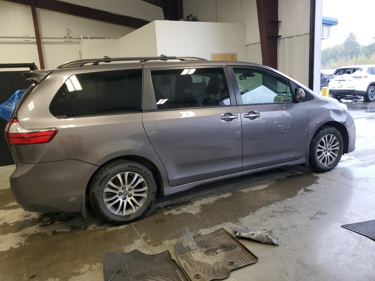 2020 Toyota Sienna - Image 3