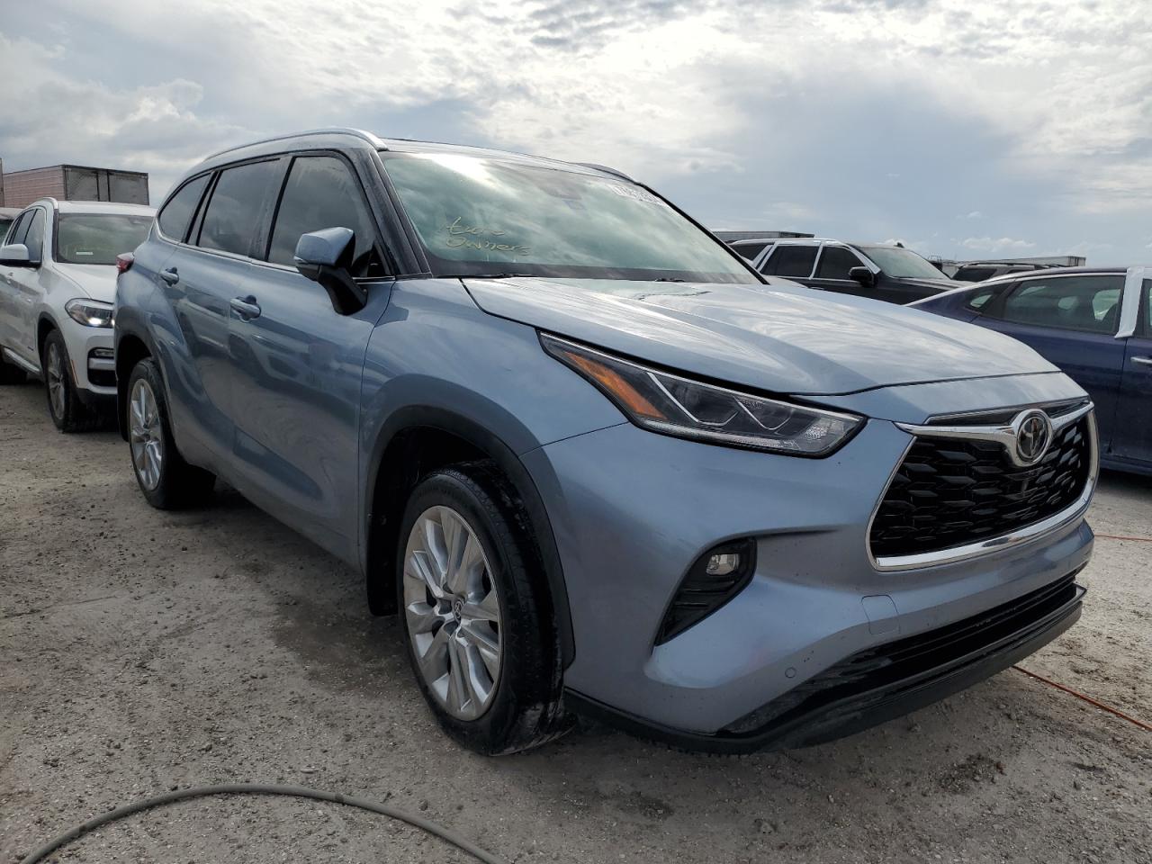 2022 Toyota Highlander - Image 4