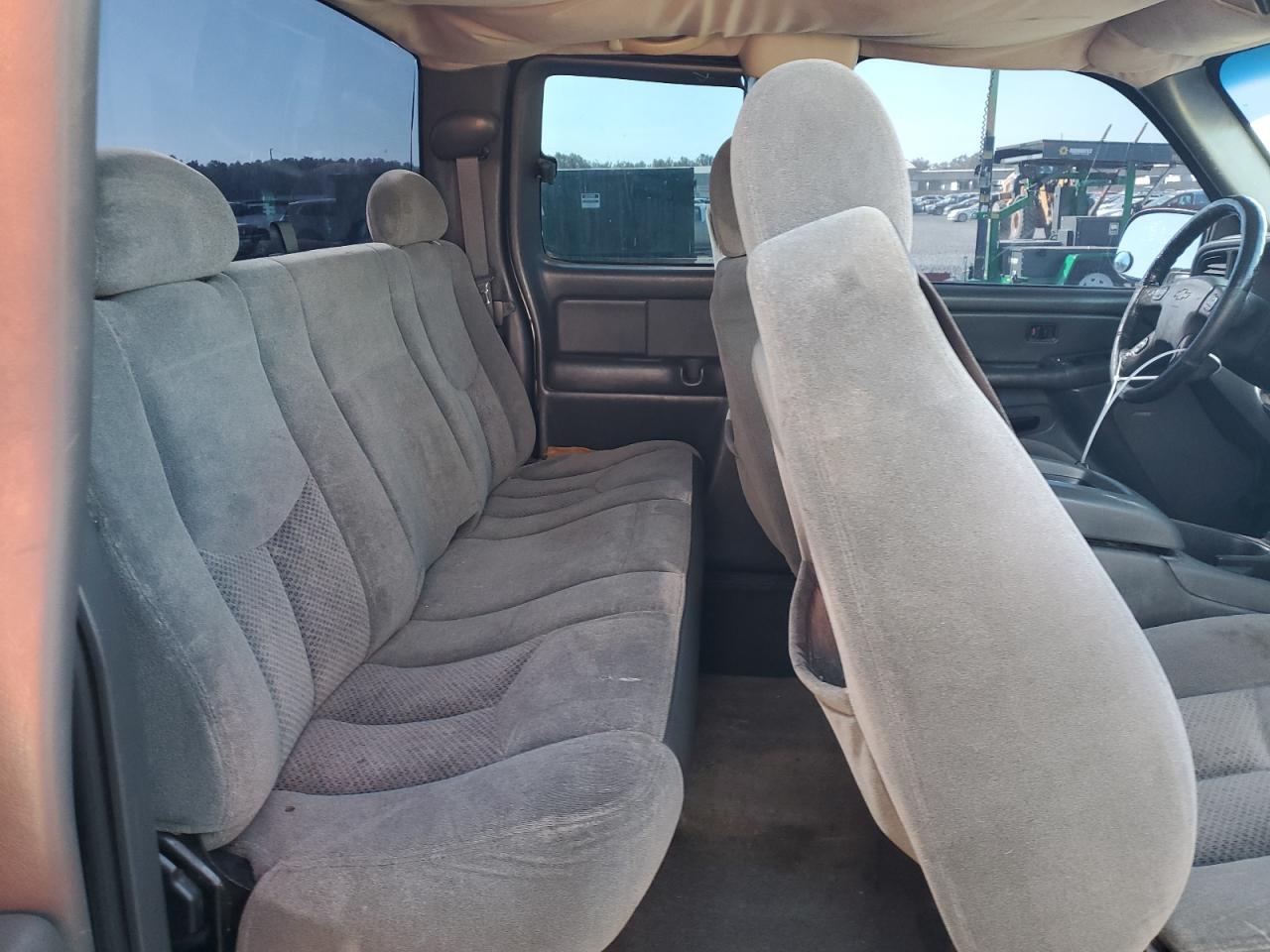 2004 Chevrolet Silverado - Image 10