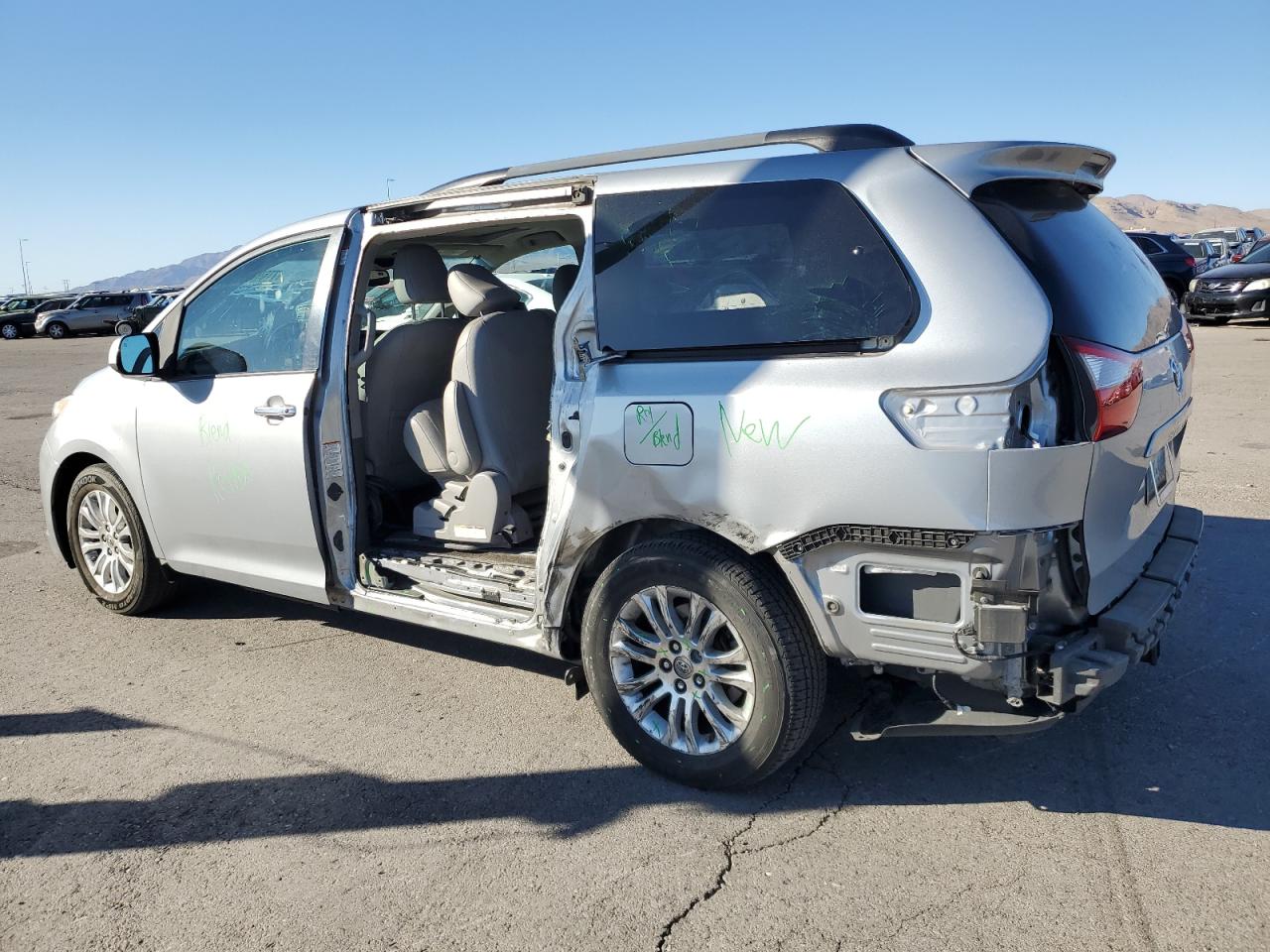 2015 Toyota Sienna - Image 2