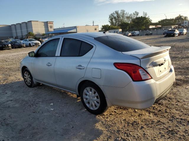 Седани NISSAN VERSA 2016 Сріблястий