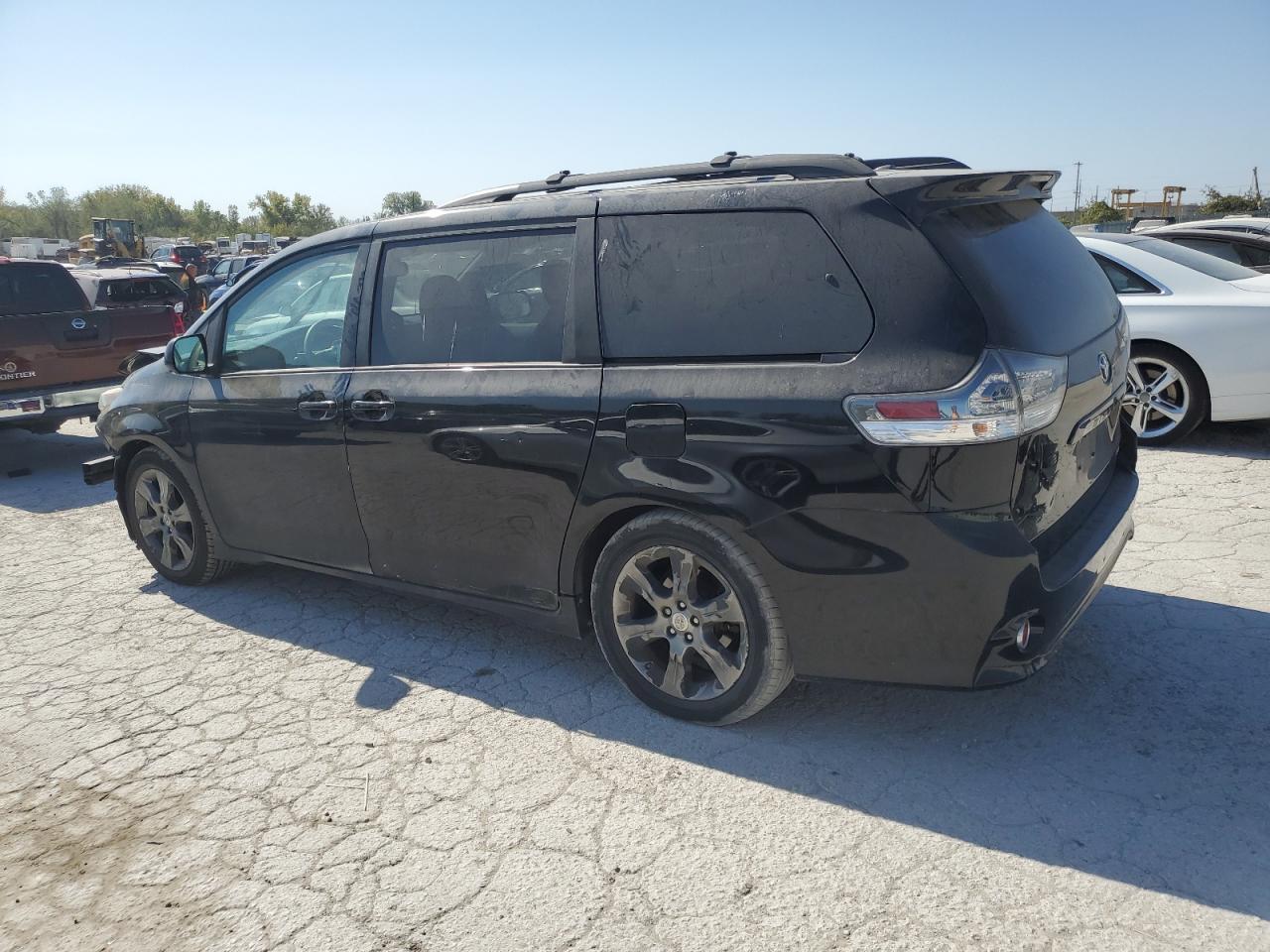 2012 Toyota Sienna - Image 2