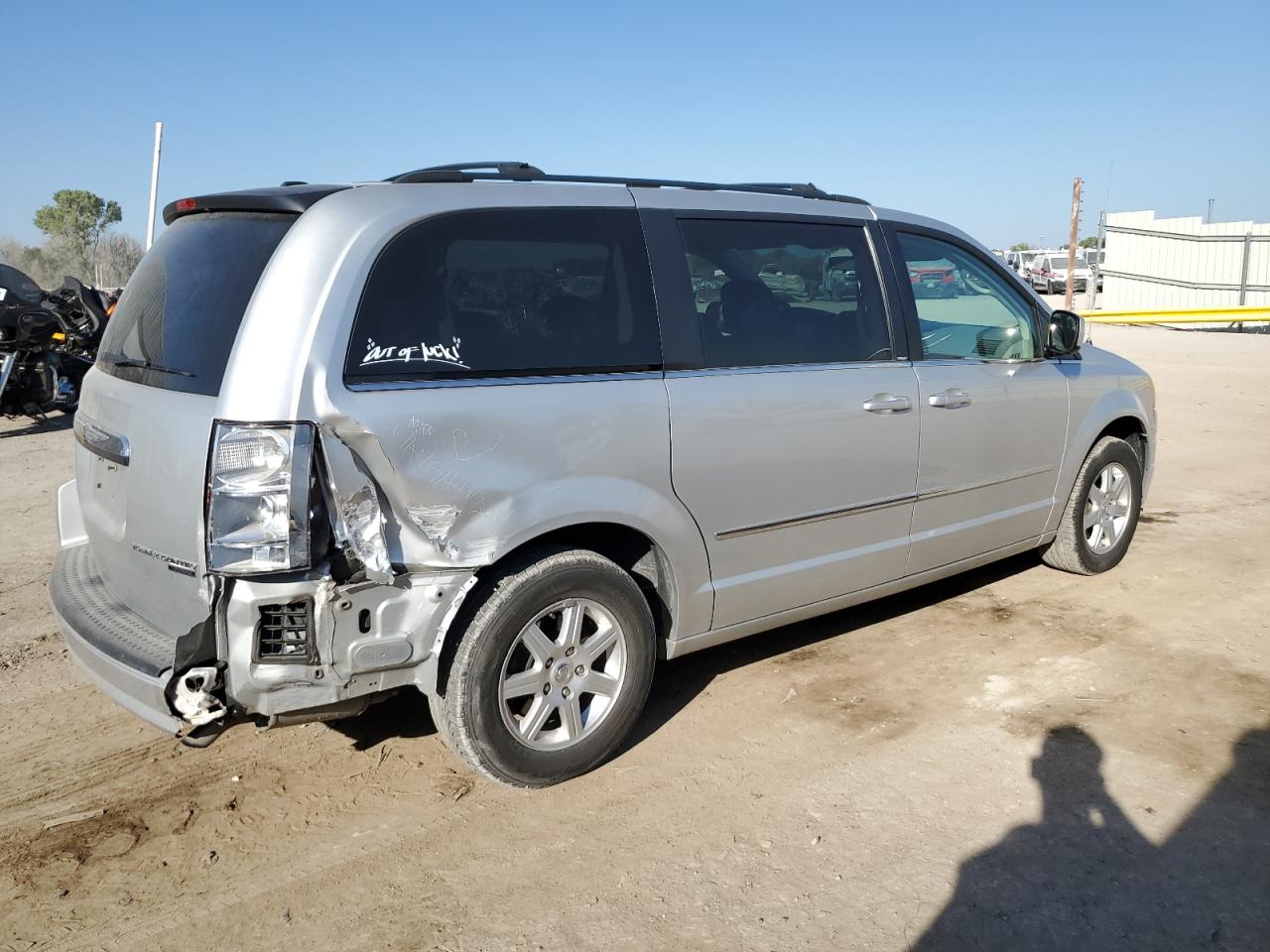 2010 Chrysler Town & Country - Image 3